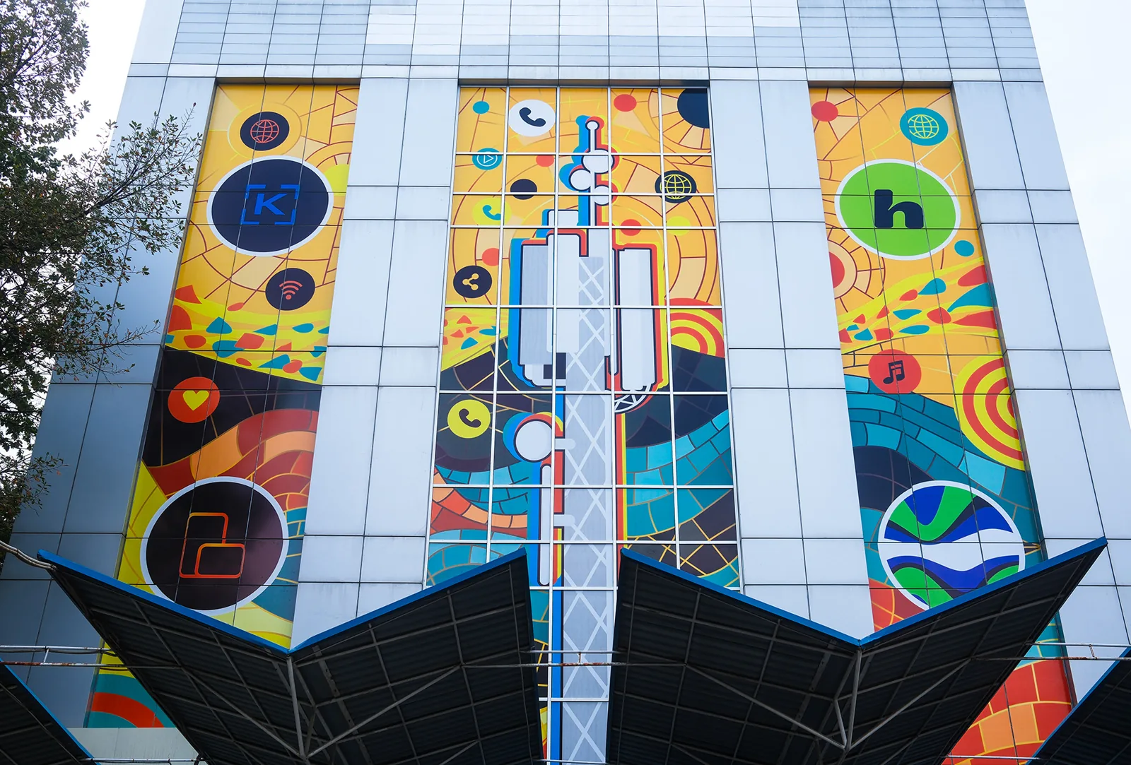 Beeline mural facade